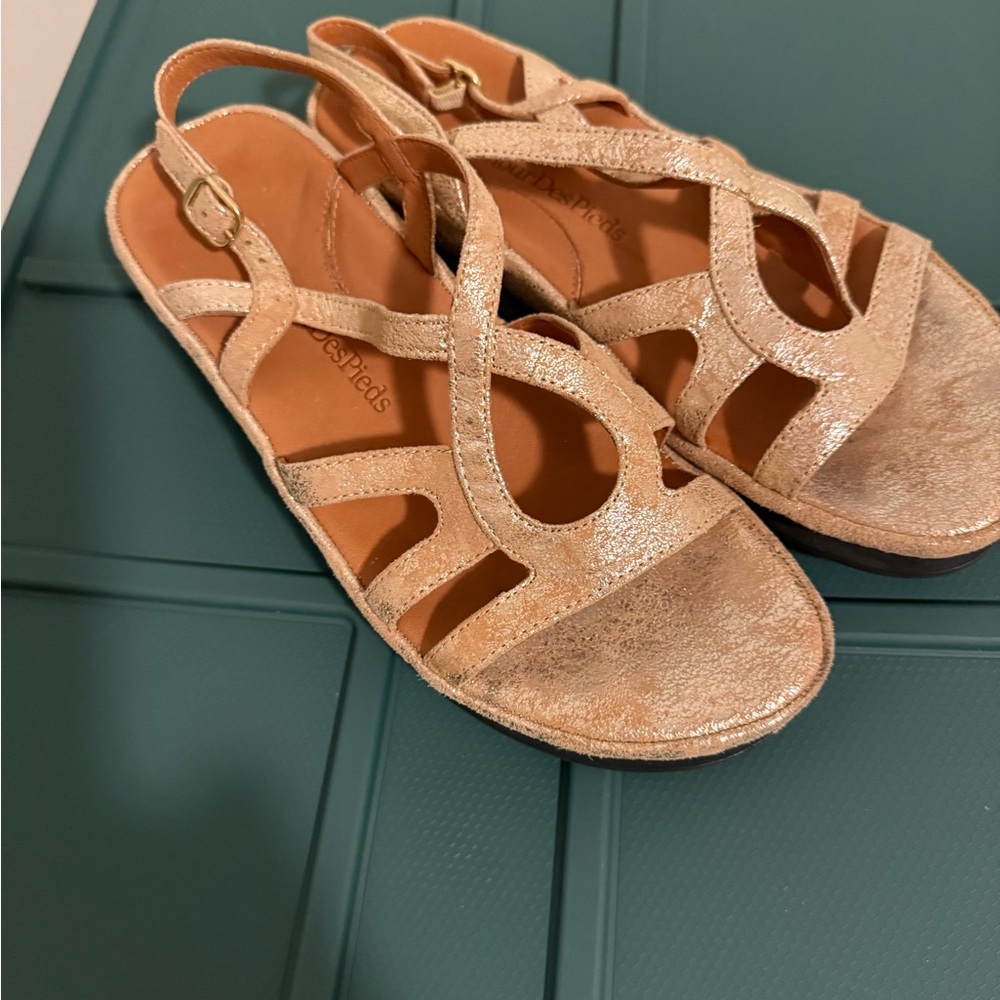 Chic Gold Sandals with Strappy Design L'Amour des Pieds